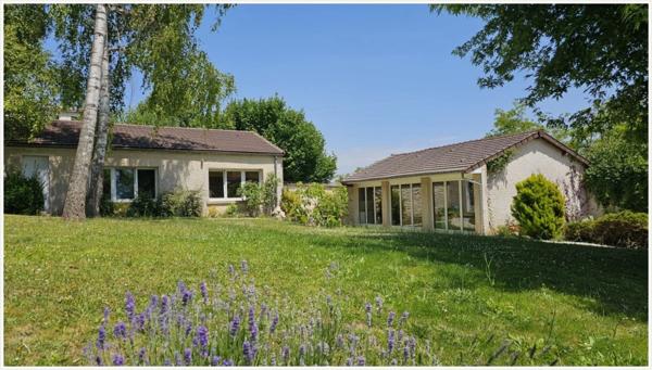 Dpt Yvelines (78), à vendre VILLENNES SUR SEINE, propriété P11 de 327,3 m² sur un terrain piscinable de 1 495,00 m²
