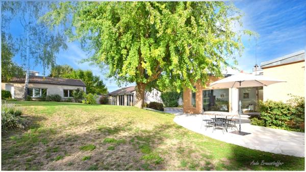 Dpt Yvelines (78), à vendre VILLENNES SUR SEINE, propriété P11 de 327,3 m² sur un terrain piscinable de 1 495,00 m²