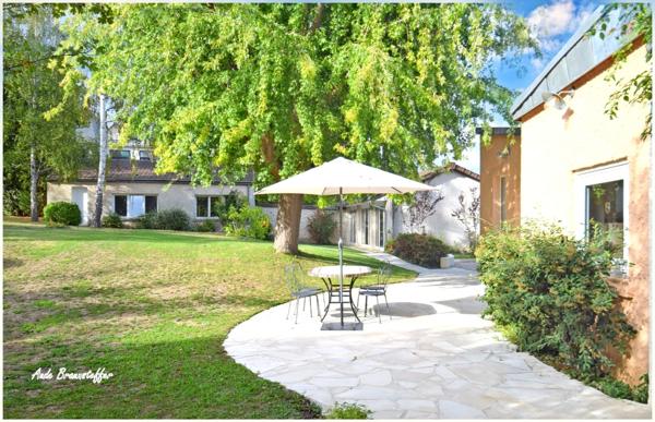 Dpt Yvelines (78), à vendre VILLENNES SUR SEINE, propriété P11 de 327,3 m² sur un terrain piscinable de 1 495,00 m²