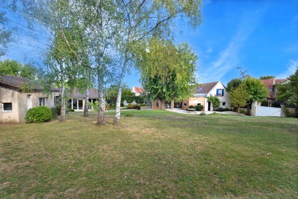 Dpt Yvelines (78), à vendre VILLENNES SUR SEINE, propriété P11 de 327,3 m² sur un terrain piscinable de 1 495,00 m²