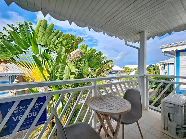 Delphine MIRANDA pour BSK IMMOBILIER 

Saint François, section route touristique dans la résidence village vacances du Manganao bénéficiant d'un parc , un restaurant de plage, une piscine à débordement vue mer, un snack, et des commerces ( textile, bien être, boutiques cadeaux et artisanales), laverie et un accès direct à la plage , je vous propose ce nouveau bien dans une résidence vouée à la location saisonnière.

Situé au premier étage , ce studio d'une surface habitable de 20 m2 comprend une entrée avec rangements et cuisine aménagée et équipée , une pièce de vie avec lit double , un espace bureau télétravail, coin télé, une salle d'eau avec douche, toilettes et rangements.
Pour parfaire l'ensemble une terrasse abritée avec coin repas  avec une vue dégagée non loin de la piscine et de la plage.

Investissement locatif / pied à terre dans une résidence vouée à la location saisonnière , n'hésitez pas à me contacter c'est le bien que vous cherchez :-)
Il bénéficie d'une bonne rentabilité (me consulter pour les chiffres) et il vendu meublé clé en main .

Plus d'infos, plus de photos ou accédez à la vidéo contacter moi! 

Les charges de copropriété incluent l'eau, l'électricité, l'entretien de la piscine, des jardins , des parties communes , le fond de roulement du syndic..