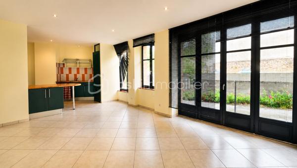 Dans un ancien atelier, situé au rdc d’un petit immeuble sécurisé,  découvrez cet appartement de 63m².

Il se compose d’une entrée qui dessert un couloir menant à une pièce de vie avec cuisine ouverte, deux chambres avec placards, une salle de bain ainsi qu’un WC indépendant. Double vitrage bois, Vmc, ballon d'eau chaude neuf, chauffage électrique au sol. 
Patio partagé. 

L’appartement ne dispose pas de stationnement privatif, possibilité de louer à proximité. 
A proximité des commodités, il conviendra aussi bien pour un premier achat que pour un investissement locatif.