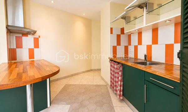 Dans un ancien atelier, situé au rdc d’un petit immeuble sécurisé,  découvrez cet appartement de 63m².

Il se compose d’une entrée qui dessert un couloir menant à une pièce de vie avec cuisine ouverte, deux chambres avec placards, une salle de bain ainsi qu’un WC indépendant. Double vitrage bois, Vmc, ballon d'eau chaude neuf, chauffage électrique au sol. 
Patio partagé. 

L’appartement ne dispose pas de stationnement privatif, possibilité de louer à proximité. 
A proximité des commodités, il conviendra aussi bien pour un premier achat que pour un investissement locatif.