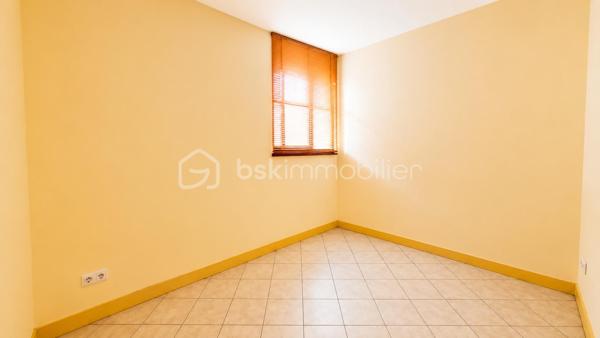 Dans un ancien atelier, situé au rdc d’un petit immeuble sécurisé,  découvrez cet appartement de 63m².

Il se compose d’une entrée qui dessert un couloir menant à une pièce de vie avec cuisine ouverte, deux chambres avec placards, une salle de bain ainsi qu’un WC indépendant. Double vitrage bois, Vmc, ballon d'eau chaude neuf, chauffage électrique au sol. 
Patio partagé. 

L’appartement ne dispose pas de stationnement privatif, possibilité de louer à proximité. 
A proximité des commodités, il conviendra aussi bien pour un premier achat que pour un investissement locatif.