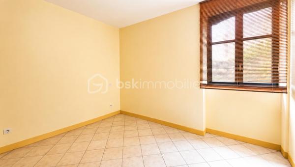 Dans un ancien atelier, situé au rdc d’un petit immeuble sécurisé,  découvrez cet appartement de 63m².

Il se compose d’une entrée qui dessert un couloir menant à une pièce de vie avec cuisine ouverte, deux chambres avec placards, une salle de bain ainsi qu’un WC indépendant. Double vitrage bois, Vmc, ballon d'eau chaude neuf, chauffage électrique au sol. 
Patio partagé. 

L’appartement ne dispose pas de stationnement privatif, possibilité de louer à proximité. 
A proximité des commodités, il conviendra aussi bien pour un premier achat que pour un investissement locatif.