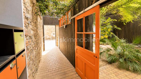 Dans un ancien atelier, situé au rdc d’un petit immeuble sécurisé,  découvrez cet appartement de 63m².

Il se compose d’une entrée qui dessert un couloir menant à une pièce de vie avec cuisine ouverte, deux chambres avec placards, une salle de bain ainsi qu’un WC indépendant. Double vitrage bois, Vmc, ballon d'eau chaude neuf, chauffage électrique au sol. 
Patio partagé. 

L’appartement ne dispose pas de stationnement privatif, possibilité de louer à proximité. 
A proximité des commodités, il conviendra aussi bien pour un premier achat que pour un investissement locatif.