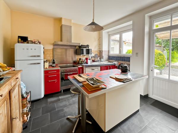 CHALLANS, Maison centre ville avec annexe !