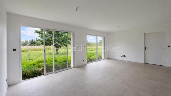 À seulement 5 minutes de Noé et avec un accès rapide vers Toulouse, cette maison neuve de plain-pied de 92 m², en cours de finalisation pour une livraison fin juin, bénéficie d’un emplacement central à Longages, tout en étant au CALME et à proximité immédiate des commerces et commodités.

Elle propose un espace de vie lumineux avec séjour et cuisine ouverte, fonctionnel et agréable au quotidien. La partie nuit comprend trois chambres avec parquet, une salle d’eau avec douche et deux WC, dont un indépendant.

Implantée sur une parcelle d’environ 330 m² clôturée, la maison dispose d’un jardin privatif et d’un garage.

Pensée pour le confort actuel, elle est équipée d’une pompe à chaleur avec climatisation réversible, d’un ballon thermodynamique et de volets roulants électriques. Les pièces de vie sont carrelées.

Maison conforme à la réglementation RE 2020 et répondant aux normes PMR, avec garanties décennales et dommage-ouvrage. Frais de notaire réduits (environ 3 %).