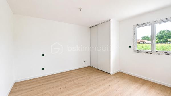 À seulement 5 minutes de Noé et avec un accès rapide vers Toulouse, cette maison neuve de plain-pied de 92 m², en cours de finalisation pour une livraison fin juin, bénéficie d’un emplacement central à Longages, tout en étant au CALME et à proximité immédiate des commerces et commodités.

Elle propose un espace de vie lumineux avec séjour et cuisine ouverte, fonctionnel et agréable au quotidien. La partie nuit comprend trois chambres avec parquet, une salle d’eau avec douche et deux WC, dont un indépendant.

Implantée sur une parcelle d’environ 330 m² clôturée, la maison dispose d’un jardin privatif et d’un garage.

Pensée pour le confort actuel, elle est équipée d’une pompe à chaleur avec climatisation réversible, d’un ballon thermodynamique et de volets roulants électriques. Les pièces de vie sont carrelées.

Maison conforme à la réglementation RE 2020 et répondant aux normes PMR, avec garanties décennales et dommage-ouvrage. Frais de notaire réduits (environ 3 %).