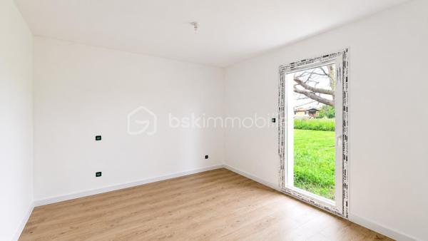 À seulement 5 minutes de Noé et avec un accès rapide vers Toulouse, cette maison neuve de plain-pied de 92 m², en cours de finalisation pour une livraison fin juin, bénéficie d’un emplacement central à Longages, tout en étant au CALME et à proximité immédiate des commerces et commodités.

Elle propose un espace de vie lumineux avec séjour et cuisine ouverte, fonctionnel et agréable au quotidien. La partie nuit comprend trois chambres avec parquet, une salle d’eau avec douche et deux WC, dont un indépendant.

Implantée sur une parcelle d’environ 330 m² clôturée, la maison dispose d’un jardin privatif et d’un garage.

Pensée pour le confort actuel, elle est équipée d’une pompe à chaleur avec climatisation réversible, d’un ballon thermodynamique et de volets roulants électriques. Les pièces de vie sont carrelées.

Maison conforme à la réglementation RE 2020 et répondant aux normes PMR, avec garanties décennales et dommage-ouvrage. Frais de notaire réduits (environ 3 %).