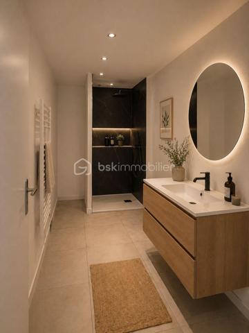 À seulement 5 minutes de Noé et avec un accès rapide vers Toulouse, cette maison neuve de plain-pied de 92 m², en cours de finalisation pour une livraison fin juin, bénéficie d’un emplacement central à Longages, tout en étant au CALME et à proximité immédiate des commerces et commodités.

Elle propose un espace de vie lumineux avec séjour et cuisine ouverte, fonctionnel et agréable au quotidien. La partie nuit comprend trois chambres avec parquet, une salle d’eau avec douche et deux WC, dont un indépendant.

Implantée sur une parcelle d’environ 330 m² clôturée, la maison dispose d’un jardin privatif et d’un garage.

Pensée pour le confort actuel, elle est équipée d’une pompe à chaleur avec climatisation réversible, d’un ballon thermodynamique et de volets roulants électriques. Les pièces de vie sont carrelées.

Maison conforme à la réglementation RE 2020 et répondant aux normes PMR, avec garanties décennales et dommage-ouvrage. Frais de notaire réduits (environ 3 %).