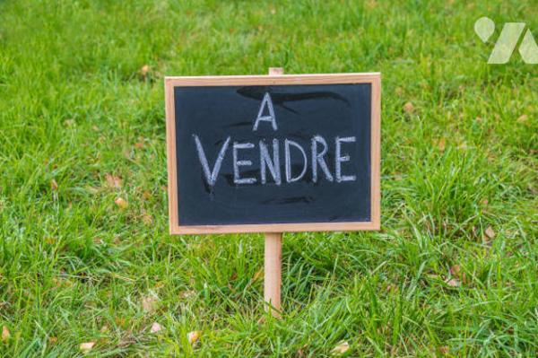 Terrain constructible dans une rue calme à proximité des commerces