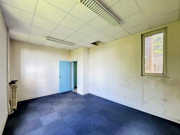 Vente                                                      Bureau
                        
                     24 pièces                      584 m2                     à Laon
