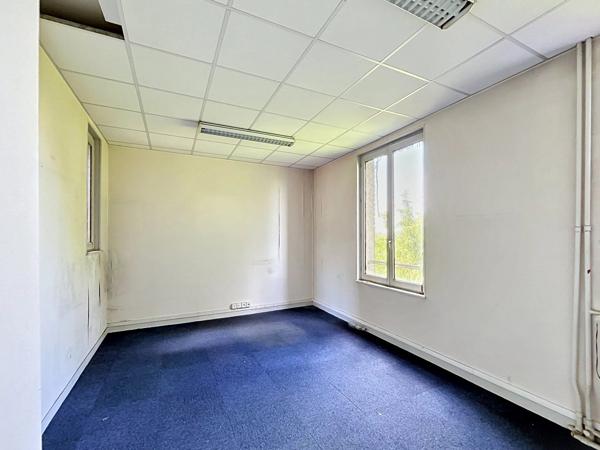Vente                                                      Bureau
                        
                     24 pièces                      584 m2                     à Laon