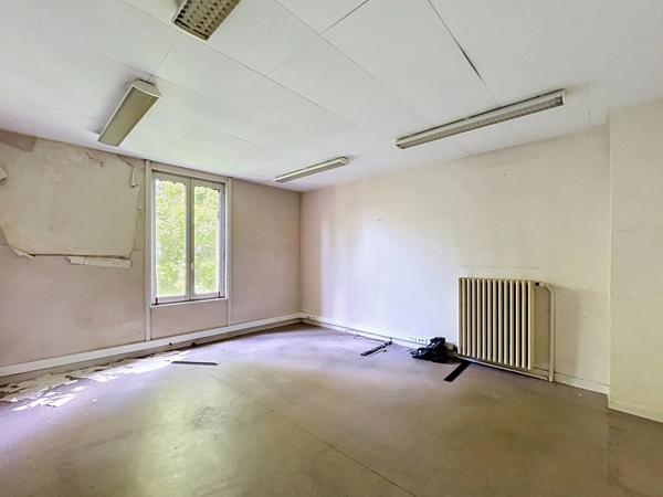 Vente                                                      Bureau
                        
                     24 pièces                      584 m2                     à Laon