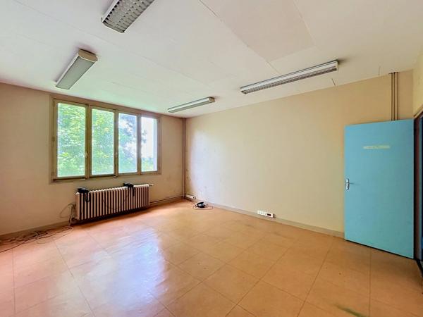 Vente                                                      Bureau
                        
                     24 pièces                      584 m2                     à Laon