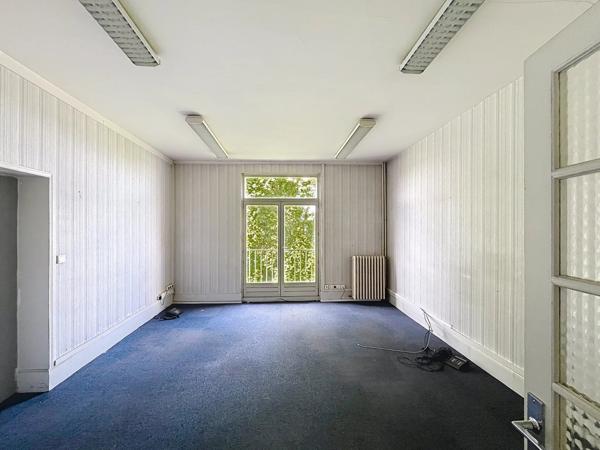 Vente                                                      Bureau
                        
                     24 pièces                      584 m2                     à Laon