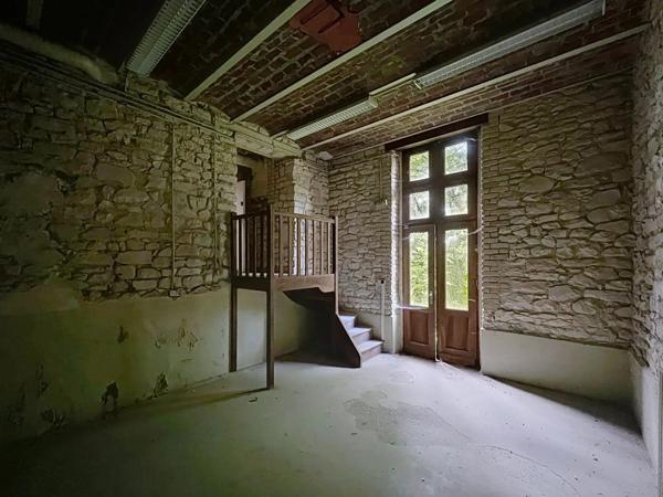 Vente                                                      Bureau
                        
                     24 pièces                      584 m2                     à Laon