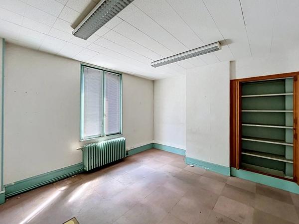 Vente                                                      Bureau
                        
                     24 pièces                      584 m2                     à Laon