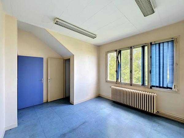 Vente                                                      Bureau
                        
                     24 pièces                      584 m2                     à Laon