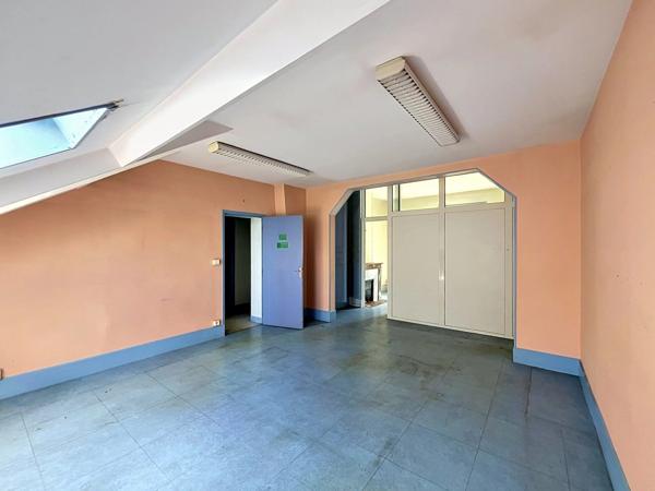 Vente                                                      Bureau
                        
                     24 pièces                      584 m2                     à Laon