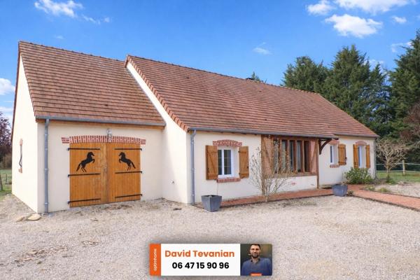 Maison de plain-pied avec garage d'une surface de 117 m², 2 chambres et une buanderie, excellent DPE C dans un environnement très calme sur la commune de Villefranche sur Cher