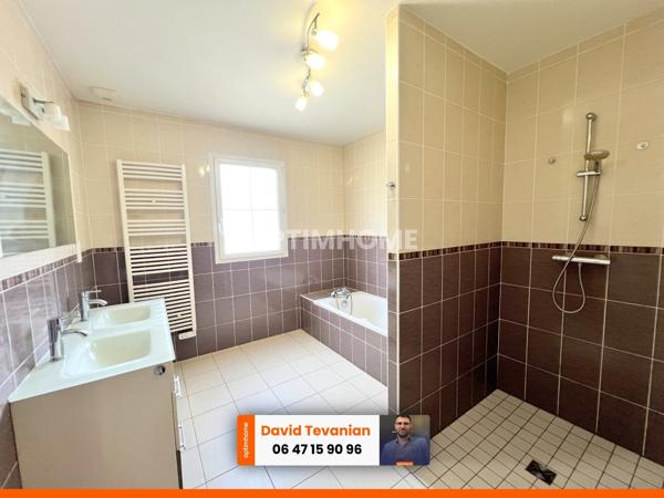 Maison de plain-pied avec garage d'une surface de 117 m², 2 chambres et une buanderie, excellent DPE C dans un environnement très calme sur la commune de Villefranche sur Cher