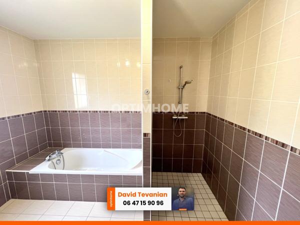 Maison de plain-pied avec garage d'une surface de 117 m², 2 chambres et une buanderie, excellent DPE C dans un environnement très calme sur la commune de Villefranche sur Cher