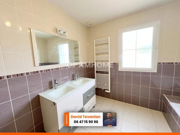 Maison de plain-pied avec garage d'une surface de 117 m², 2 chambres et une buanderie, excellent DPE C dans un environnement très calme sur la commune de Villefranche sur Cher