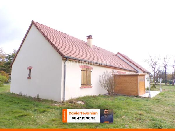 Maison de plain-pied avec garage d'une surface de 117 m², 2 chambres et une buanderie, excellent DPE C dans un environnement très calme sur la commune de Villefranche sur Cher