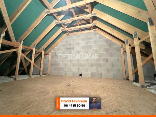 Maison de plain-pied avec garage d'une surface de 117 m², 2 chambres et une buanderie, excellent DPE C dans un environnement très calme sur la commune de Villefranche sur Cher