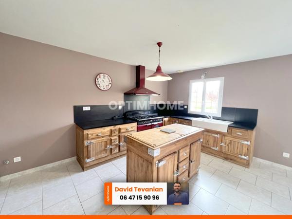 Maison de plain-pied avec garage d'une surface de 117 m², 2 chambres et une buanderie, excellent DPE C dans un environnement très calme sur la commune de Villefranche sur Cher