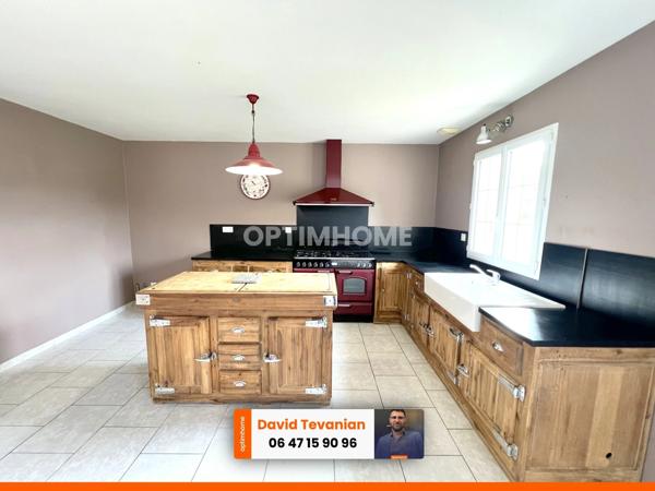 Maison de plain-pied avec garage d'une surface de 117 m², 2 chambres et une buanderie, excellent DPE C dans un environnement très calme sur la commune de Villefranche sur Cher