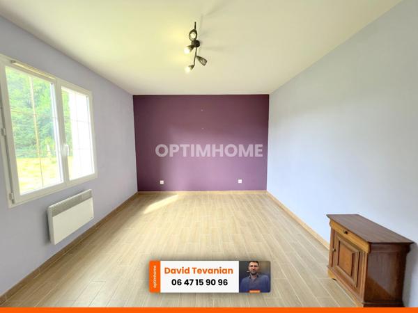 Maison de plain-pied avec garage d'une surface de 117 m², 2 chambres et une buanderie, excellent DPE C dans un environnement très calme sur la commune de Villefranche sur Cher