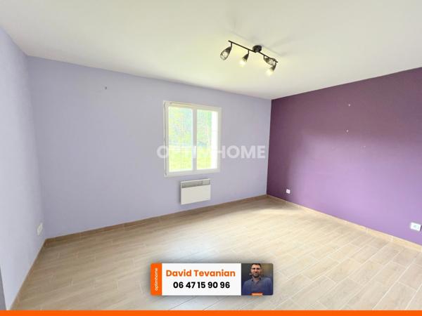 Maison de plain-pied avec garage d'une surface de 117 m², 2 chambres et une buanderie, excellent DPE C dans un environnement très calme sur la commune de Villefranche sur Cher