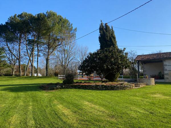 Propriété de caractère en pierre – 4,7 ha, étang, piscine et vue panoramique