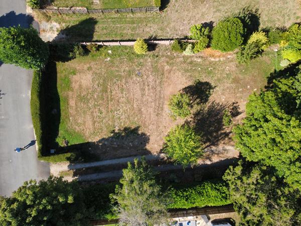 A vendre Terrain à bâtir borné et viabilisé hors lotissement -libre de constructeur. Plouër-sur-Rance