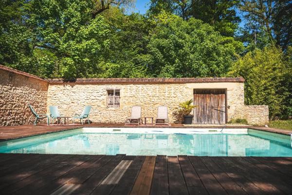 Opportunité Rare : Domaine Gastronomique de Rang Michelin et Hôtellerie de Prestige Clé en Main près de Périgueux