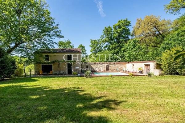 Opportunité Rare : Domaine Gastronomique de Rang Michelin et Hôtellerie de Prestige Clé en Main près de Périgueux