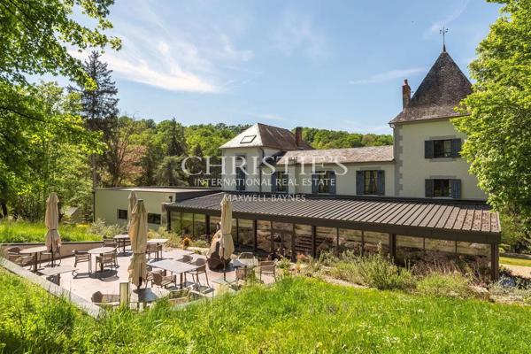 Opportunité Rare : Domaine Gastronomique de Rang Michelin et Hôtellerie de Prestige Clé en Main près de Périgueux