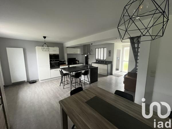 Maison traditionnelle 8 pièces de 200 m² à Landaul (56690)