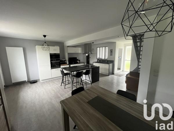 Maison traditionnelle 8 pièces de 200 m² à Landaul (56690)