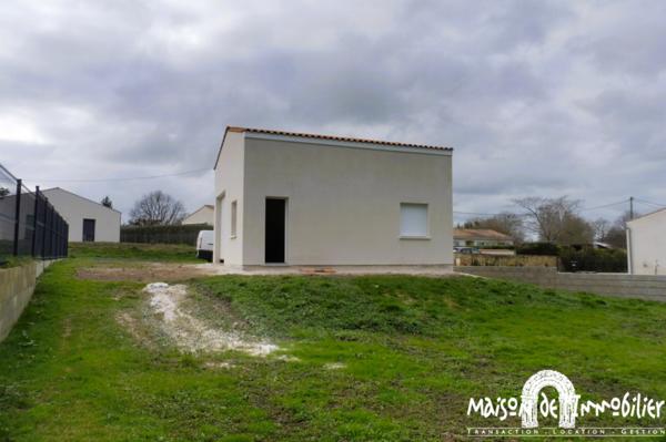 TERRAIN VIABILISE AVEC GRAND GARAGE - 20MN ROYAN