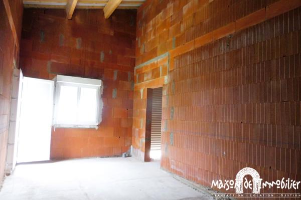 TERRAIN VIABILISE AVEC GRAND GARAGE - 20MN ROYAN