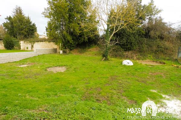 TERRAIN VIABILISE AVEC GRAND GARAGE - 20MN ROYAN