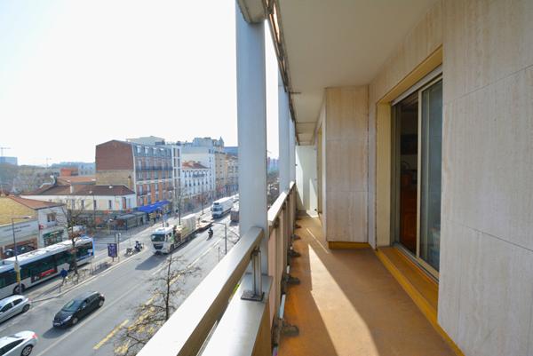 Appartement deux pièces avec balcon et cave