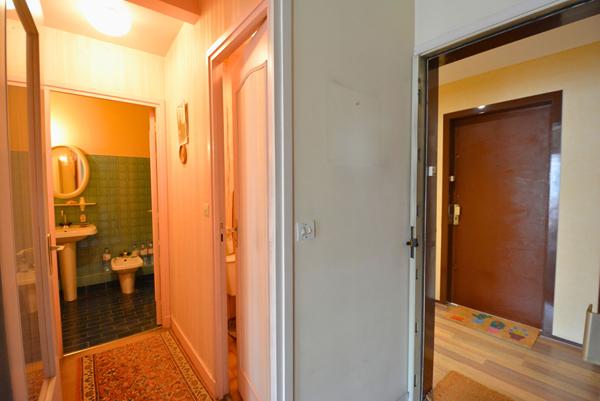 Appartement deux pièces avec balcon et cave