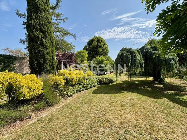 A vendre - Maison avec studio indépendant, grange et jardin sans vis-à-vis - 10 pièces - Saint-Hilaire-du-Bois - D5941