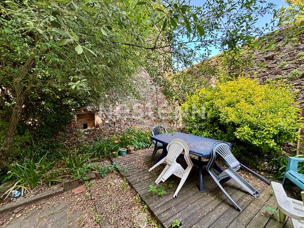 A vendre - Maison avec studio indépendant, grange et jardin sans vis-à-vis - 10 pièces - Saint-Hilaire-du-Bois - D5941