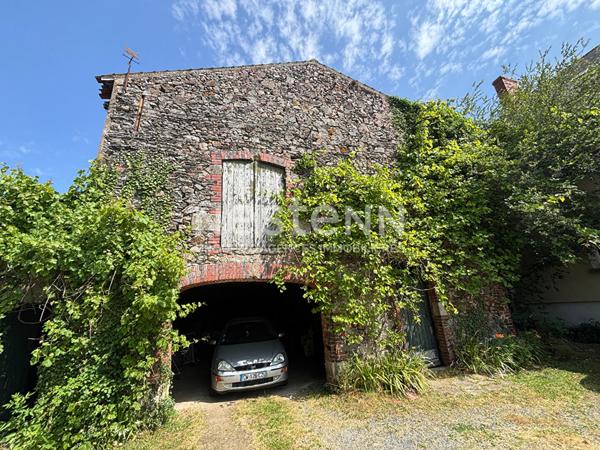 A vendre - Maison avec studio indépendant, grange et jardin sans vis-à-vis - 10 pièces - Saint-Hilaire-du-Bois - D5941